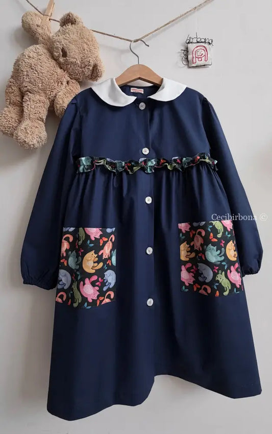 Grembiule blu con i gattini su base scura con rouche - grembiule scuola bimba