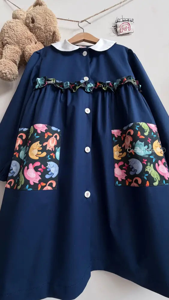 Grembiule blu con i gattini su base scura con rouche - grembiule scuola bimba