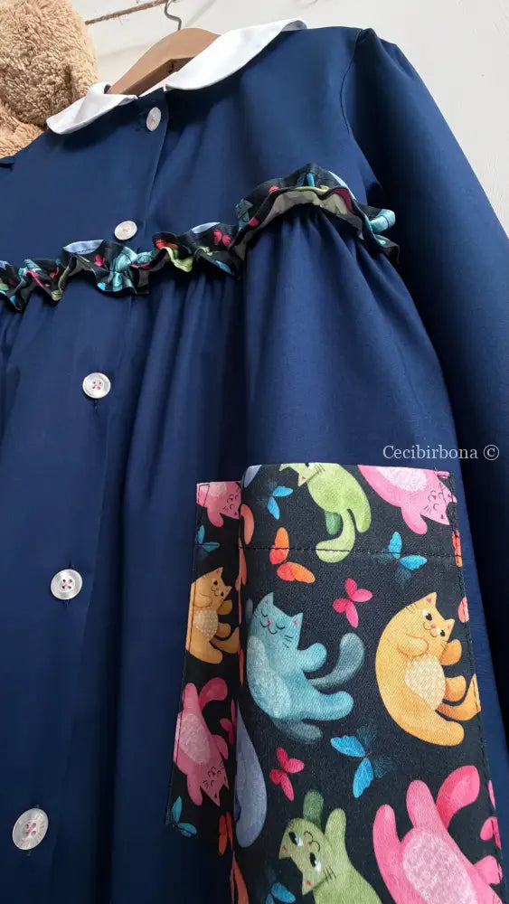 Grembiule blu con i gattini su base scura con rouche - grembiule scuola bimba