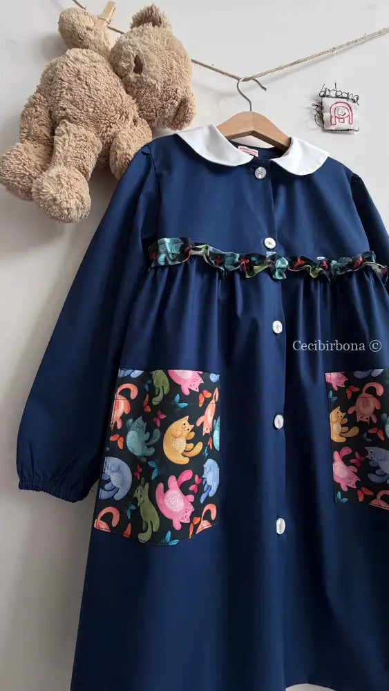 Grembiule blu con i gattini su base scura con rouche - grembiule scuola bimba