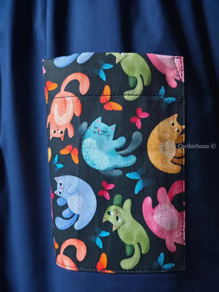 Grembiule blu con i gattini su base scura grembiule scuola bimba