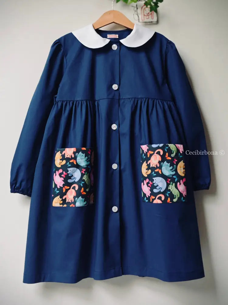 Grembiule blu con i gattini su base scura grembiule scuola bimba