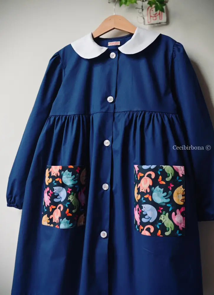 Grembiule blu con i gattini su base scura grembiule scuola bimba