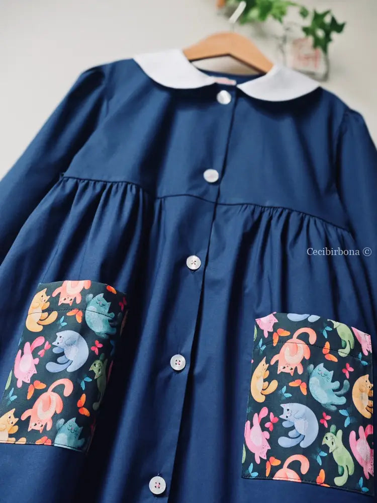 Grembiule blu con i gattini su base scura grembiule scuola bimba