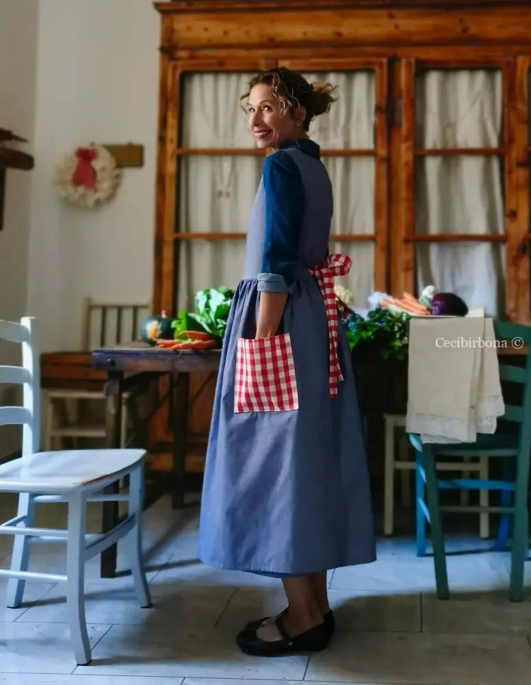 Grembiule blu marino con tasche a quadri rossi (Ref. 441) grembiule donna tessuti moderni