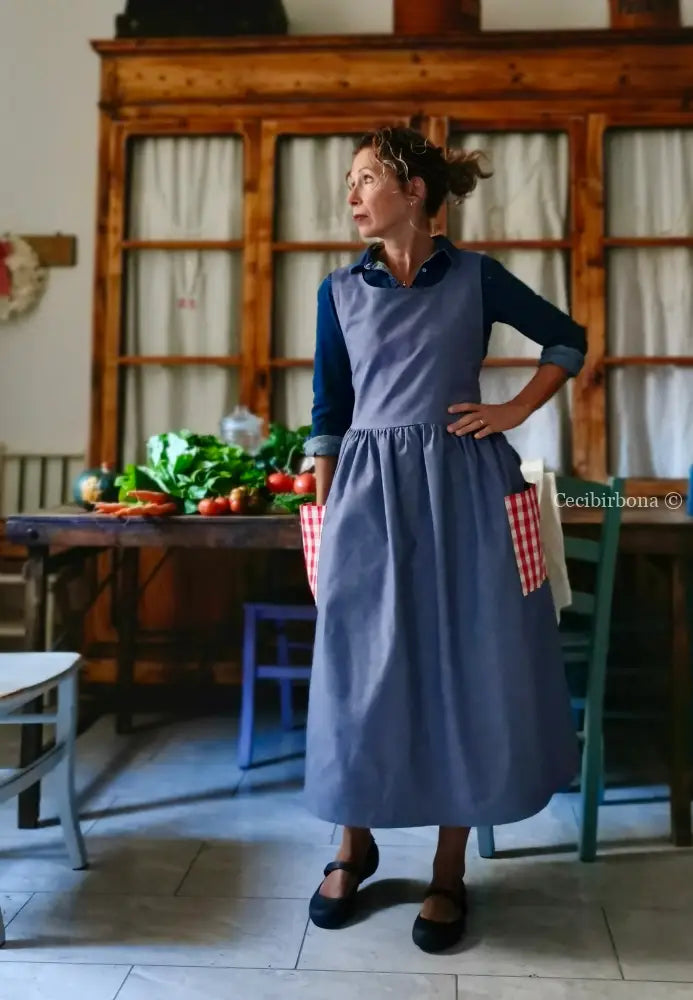 Grembiule blu marino con tasche a quadri rossi (Ref. 441) grembiule donna tessuti moderni