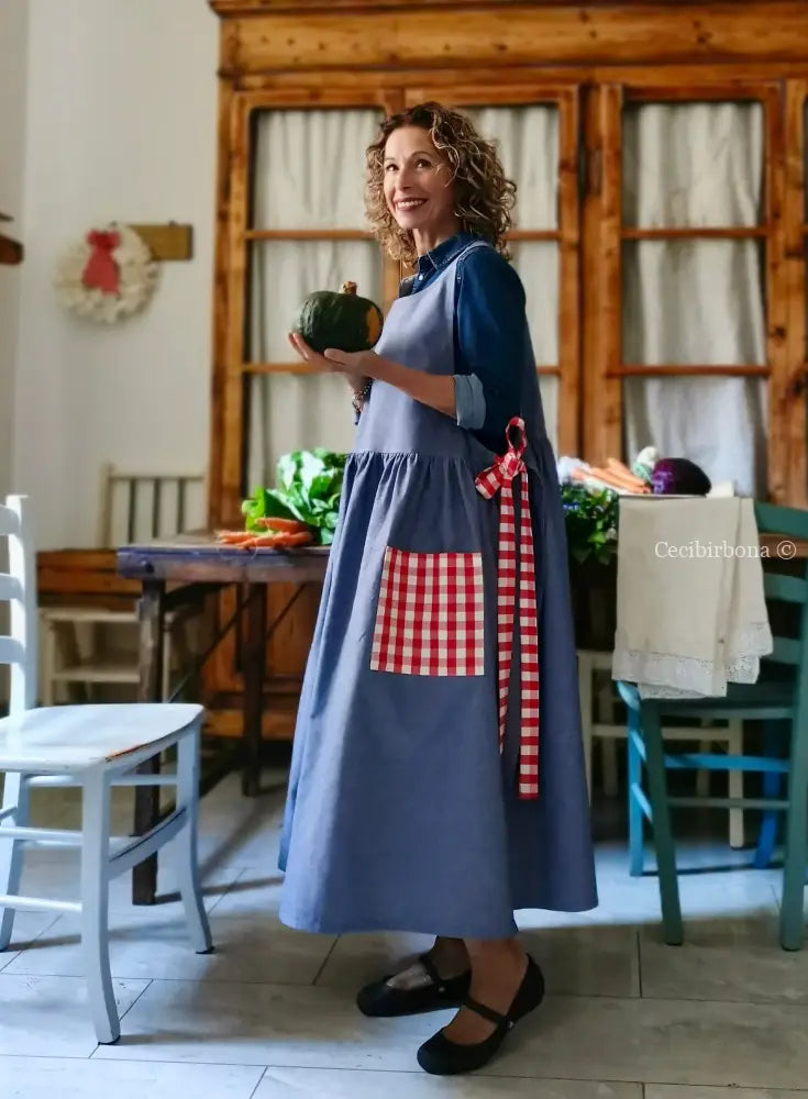 Grembiule blu marino con tasche a quadri rossi (Ref. 441) grembiule donna tessuti moderni