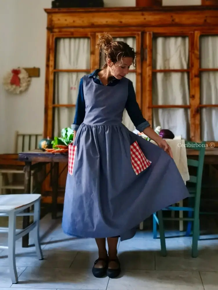 Grembiule blu marino con tasche a quadri rossi (Ref. 441) grembiule donna tessuti moderni