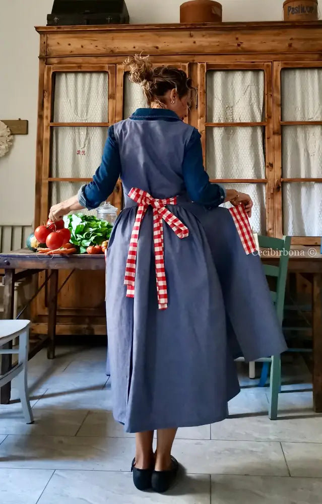 Grembiule blu marino con tasche a quadri rossi (Ref. 441) grembiule donna tessuti moderni