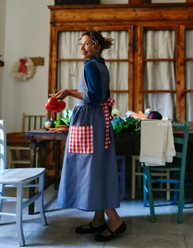 Grembiule blu marino con tasche a quadri rossi (Ref. 441) grembiule donna tessuti moderni