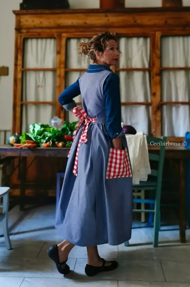 Grembiule blu marino con tasche a quadri rossi (Ref. 441) grembiule donna tessuti moderni