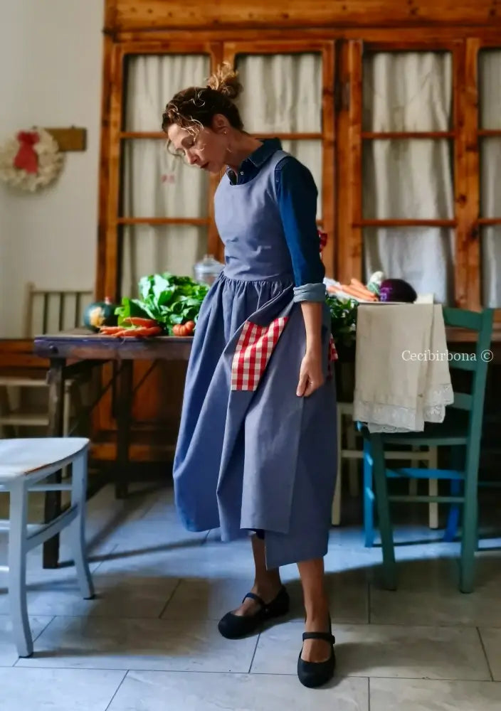 Grembiule blu marino con tasche a quadri rossi (Ref. 441) grembiule donna tessuti moderni