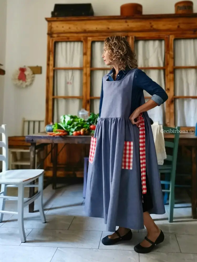 Grembiule blu marino con tasche a quadri rossi (Ref. 441) grembiule donna tessuti moderni