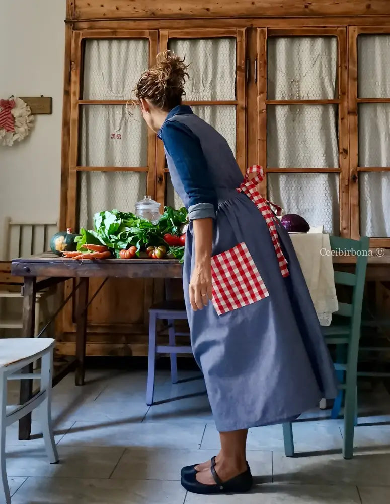 Grembiule blu marino con tasche a quadri rossi (Ref. 441) grembiule donna tessuti moderni