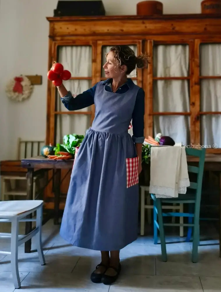 Grembiule blu marino con tasche a quadri rossi (Ref. 441) grembiule donna tessuti moderni