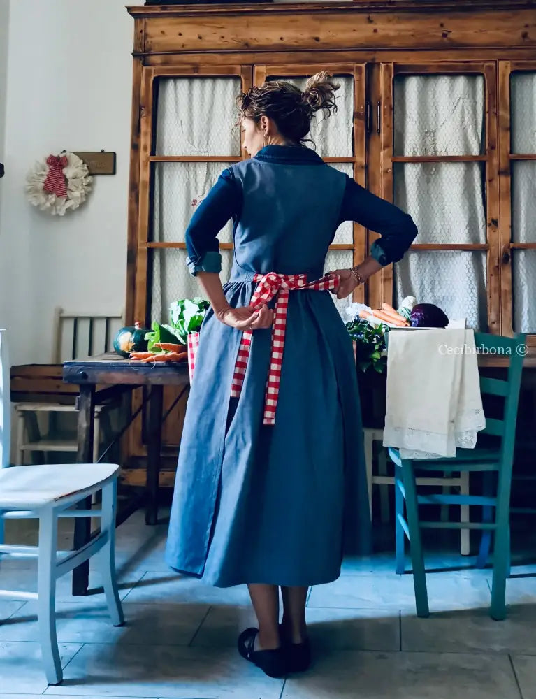 Grembiule blu marino con tasche a quadri rossi (Ref. 441) grembiule donna tessuti moderni