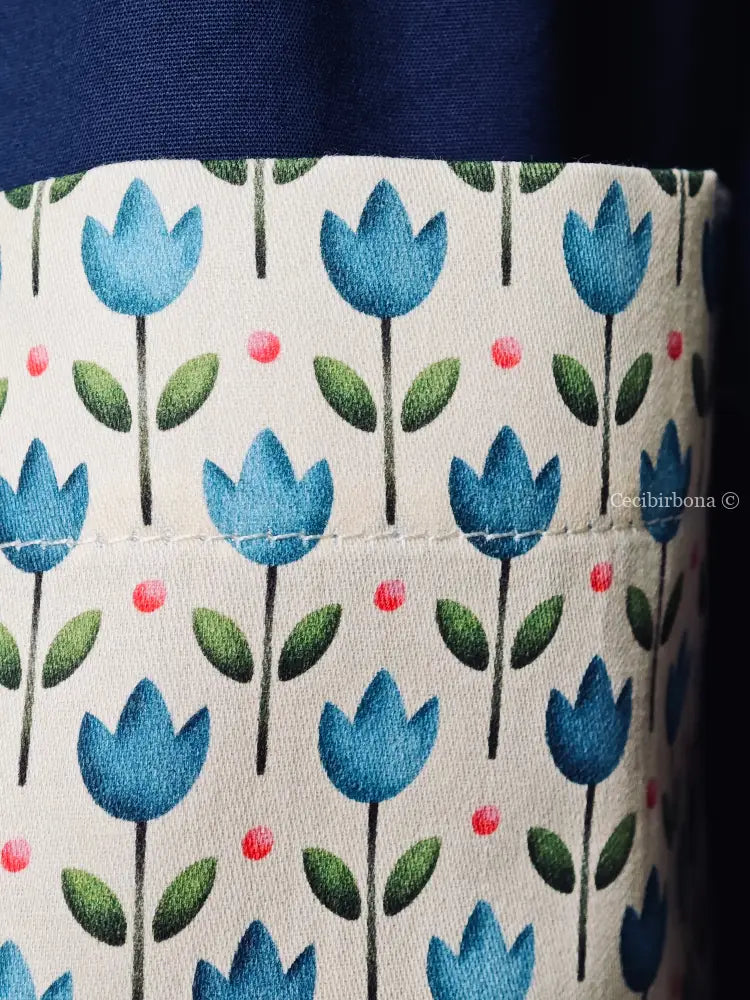 Grembiule con i tulipani azzurri grembiule scuola bimba