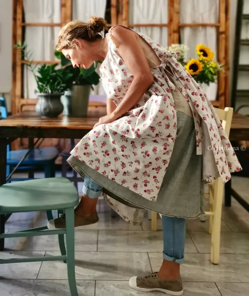 Grembiule con roselline da cucina per donna (Ref. 46) grembiule donna tessuti moderni