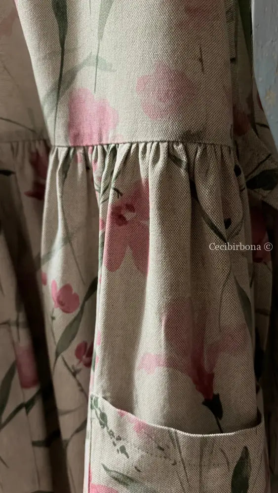 Grembiule con stampa floreale acquerellata di fresie e iris (Ref. 530) - grembiule donna tessuti moderni