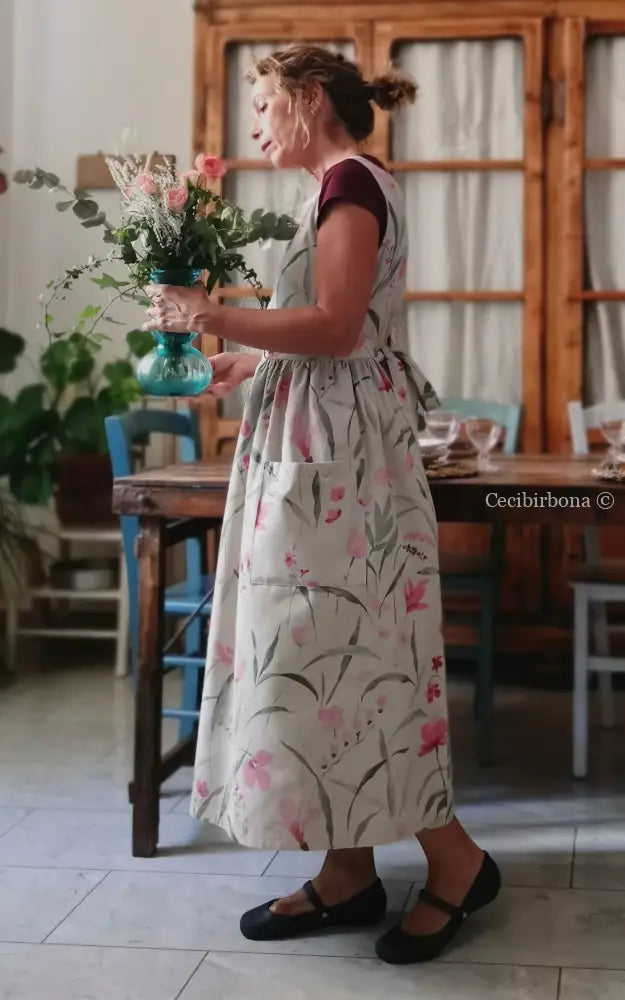 Grembiule con stampa floreale acquerellata di fresie e iris (Ref. 530) - grembiule donna tessuti moderni