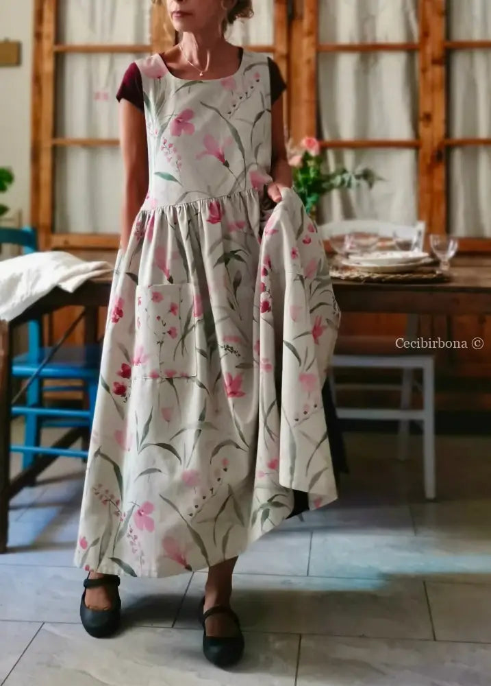 Grembiule con stampa floreale acquerellata di fresie e iris (Ref. 530) - grembiule donna tessuti moderni