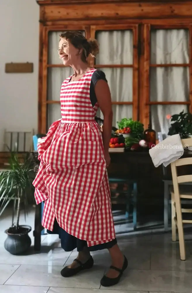 Grembiule da cucina in cotone a quadri rossi e lacci blu (Ref. 515) - grembiule donna tessuti moderni