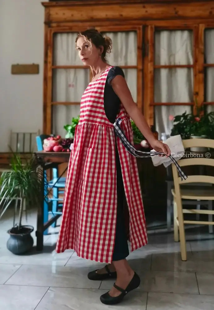 Grembiule da cucina in cotone a quadri rossi e lacci blu (Ref. 515) - grembiule donna tessuti moderni