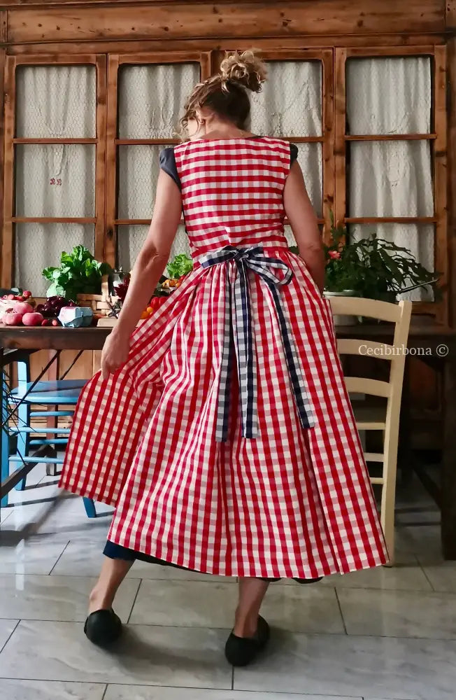 Grembiule da cucina in cotone a quadri rossi e lacci blu (Ref. 515) - grembiule donna tessuti moderni