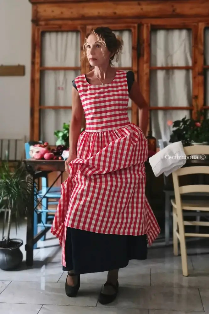 Grembiule da cucina in cotone a quadri rossi e lacci blu (Ref. 515) - grembiule donna tessuti moderni