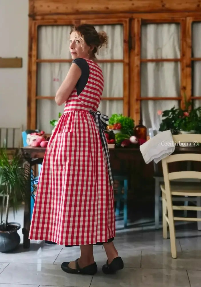 Grembiule da cucina in cotone a quadri rossi e lacci blu (Ref. 515) - grembiule donna tessuti moderni
