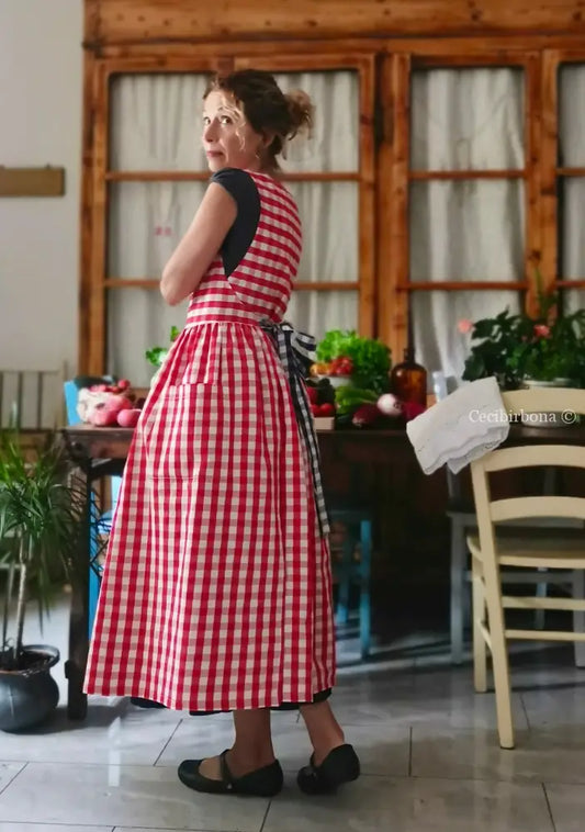 Grembiule da cucina in cotone a quadri rossi e lacci blu (Ref. 515) - grembiule donna tessuti moderni