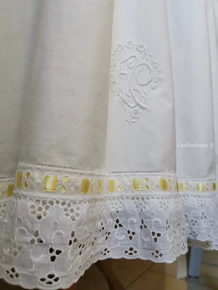 Grembiule da cucina in cotone con monogramma EC e bordo in pizzo con nastro giallo (Ref. 135) grembiule donna tessuti