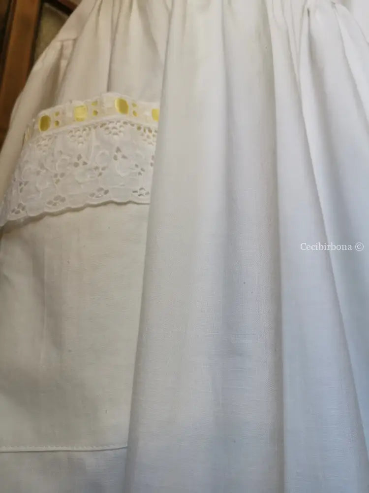 Grembiule da cucina in cotone con monogramma EC e bordo in pizzo con nastro giallo (Ref. 135) grembiule donna tessuti