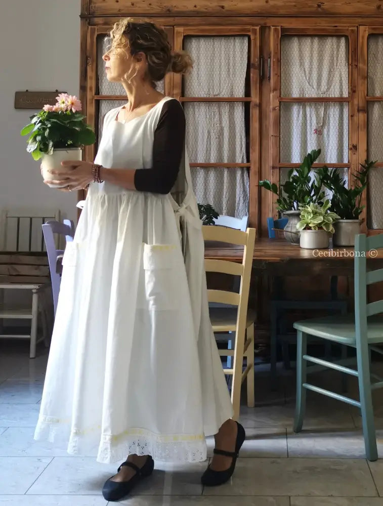 Grembiule da cucina in cotone con monogramma EC e bordo in pizzo con nastro giallo (Ref. 135) grembiule donna tessuti