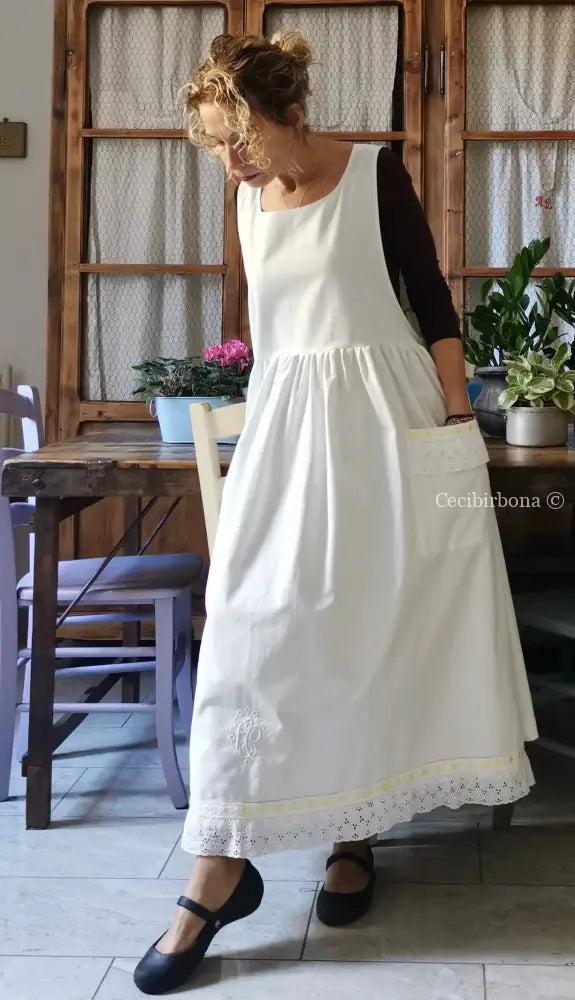 Grembiule da cucina in cotone con monogramma EC e bordo in pizzo con nastro giallo (Ref. 135) grembiule donna tessuti