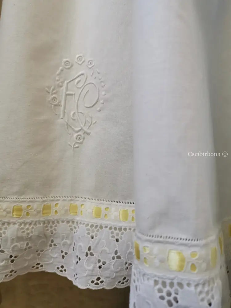 Grembiule da cucina in cotone con monogramma EC e bordo in pizzo con nastro giallo (Ref. 135) grembiule donna tessuti