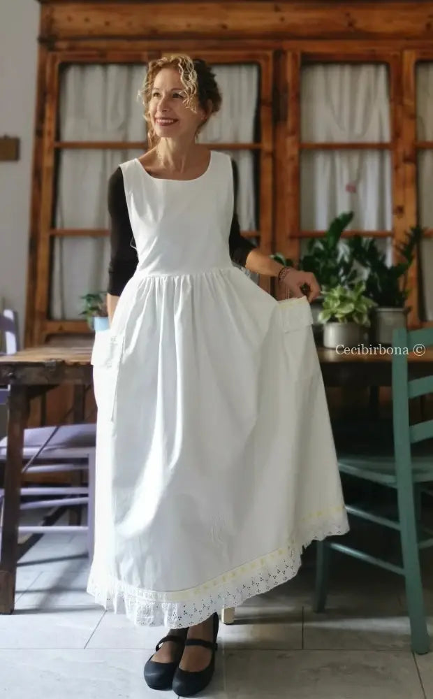 Grembiule da cucina in cotone con monogramma EC e bordo in pizzo con nastro giallo (Ref. 135) grembiule donna tessuti