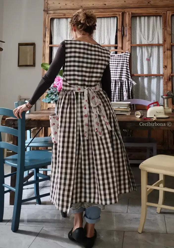 Grembiule da cucina per donna in cotone a quadri cacao e roselline (Rif. 49) grembiule donna tessuti moderni