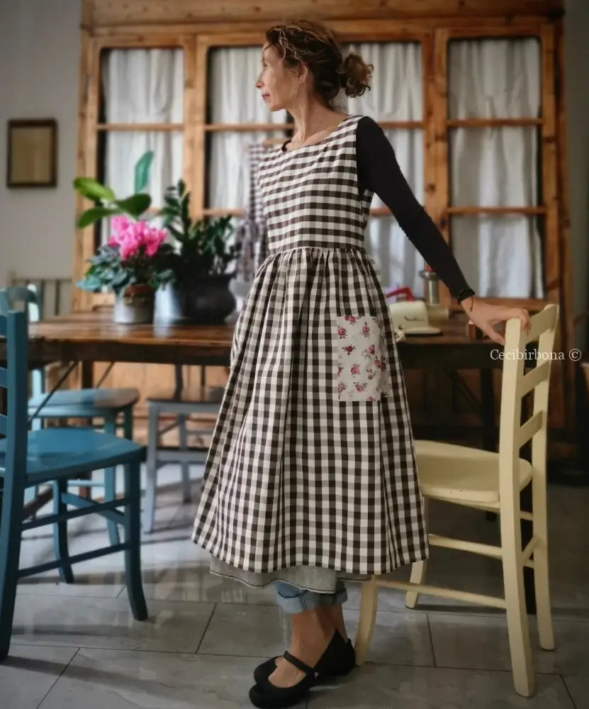 Grembiule da cucina per donna in cotone a quadri cacao e roselline (Rif. 49) grembiule donna tessuti moderni