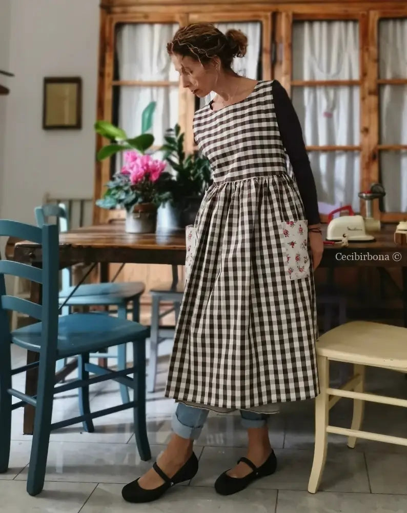Grembiule da cucina per donna in cotone a quadri cacao e roselline (Rif. 49) grembiule donna tessuti moderni