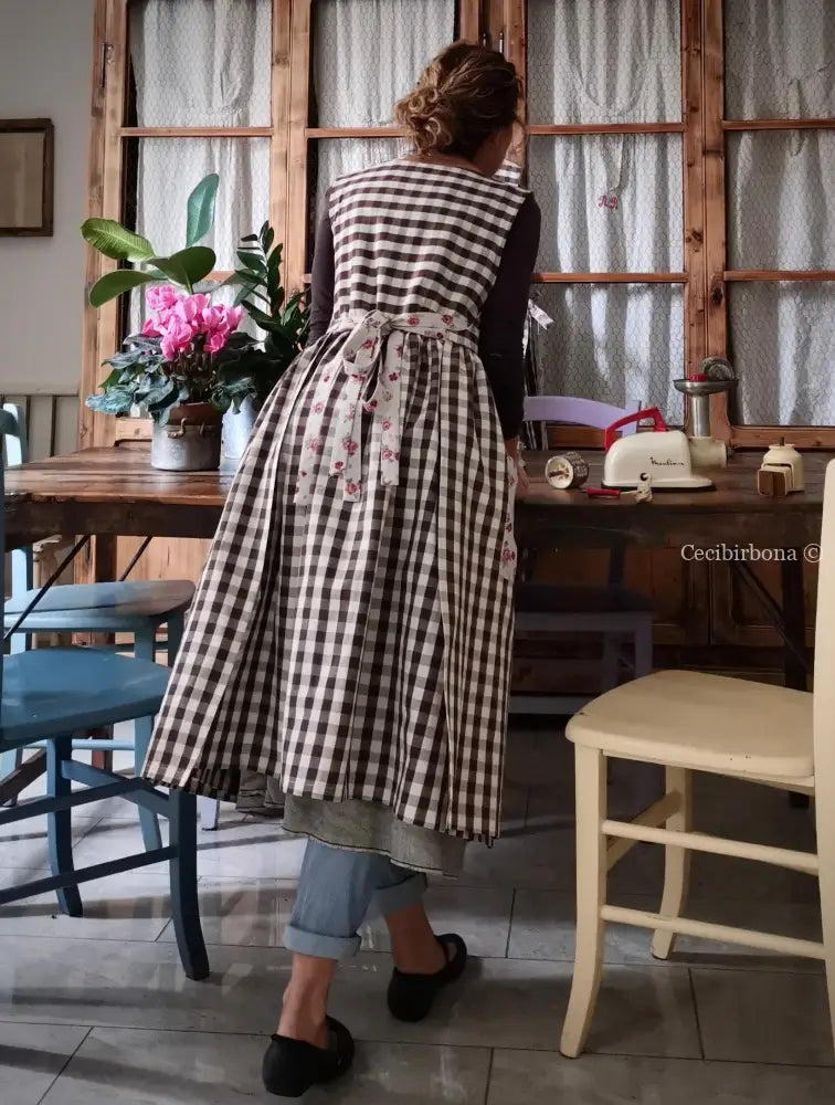 Grembiule da cucina per donna in cotone a quadri cacao e roselline (Rif. 49) grembiule donna tessuti moderni