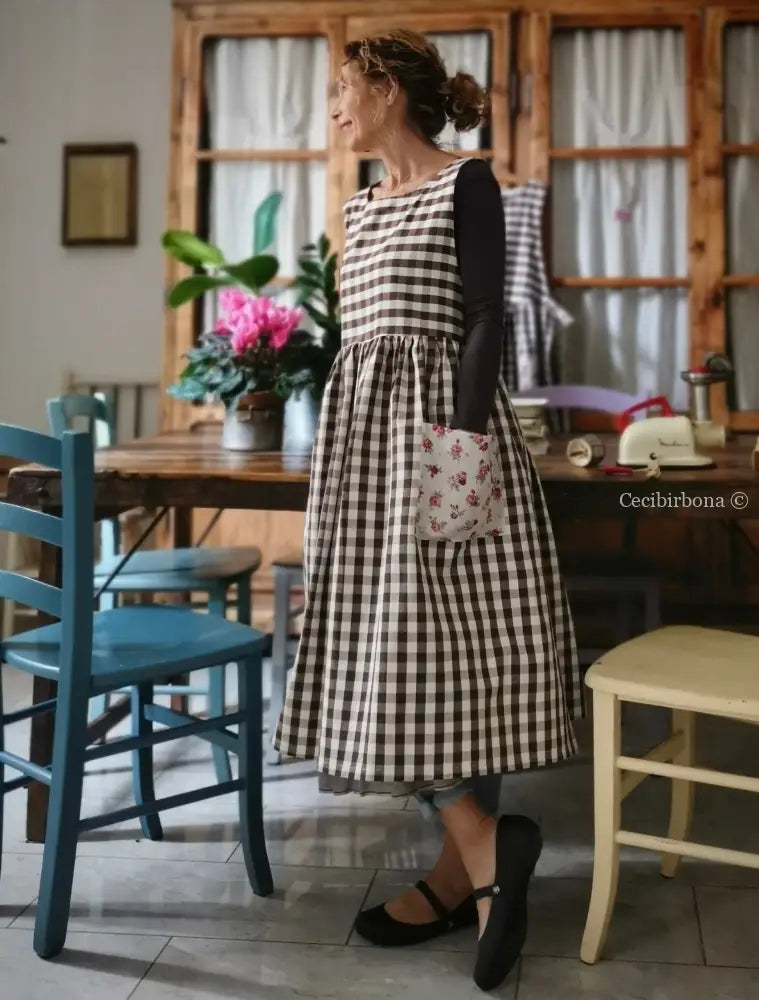Grembiule da cucina per donna in cotone a quadri cacao e roselline (Rif. 49) grembiule donna tessuti moderni
