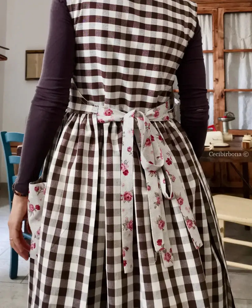 Grembiule da cucina per donna in cotone a quadri cacao e roselline (Rif. 49) grembiule donna tessuti moderni