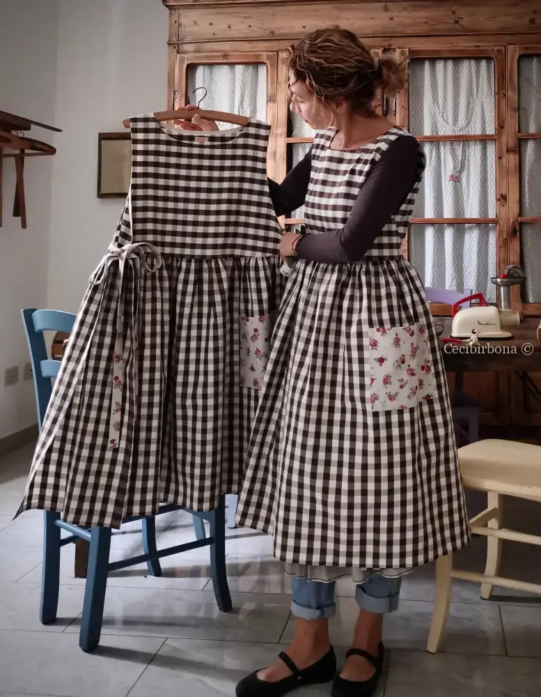 Grembiule da cucina per donna in cotone a quadri cacao e roselline (Rif. 49) grembiule donna tessuti moderni