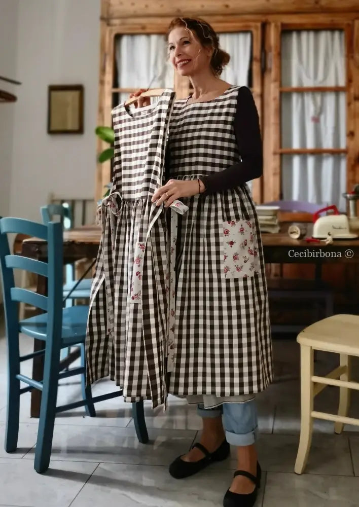 Grembiule da cucina per donna in cotone a quadri cacao e roselline (Rif. 49) grembiule donna tessuti moderni