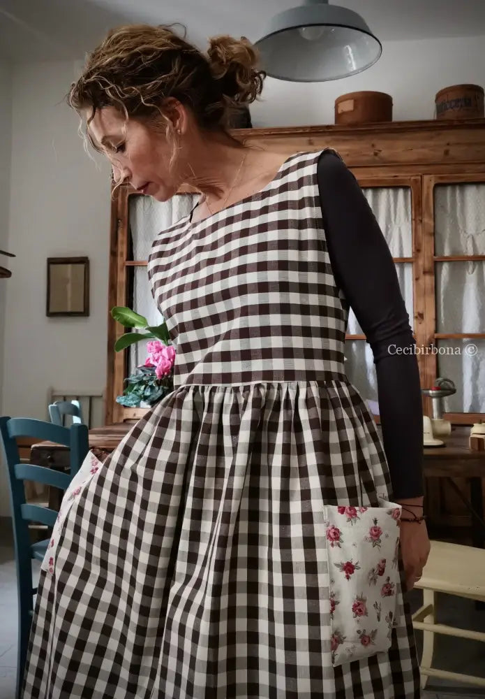 Grembiule da cucina per donna in cotone a quadri cacao e roselline (Rif. 49) grembiule donna tessuti moderni
