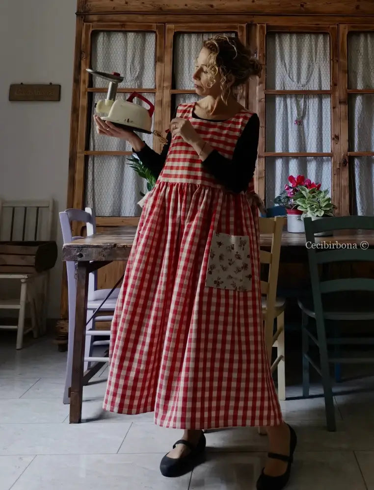 Grembiule da cucina per donna in cotone a quadri rossi e roselline (Ref. 76) grembiule donna tessuti moderni