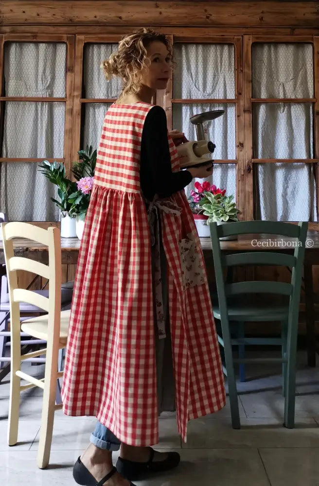 Grembiule da cucina per donna in cotone a quadri rossi e roselline (Ref. 76) grembiule donna tessuti moderni