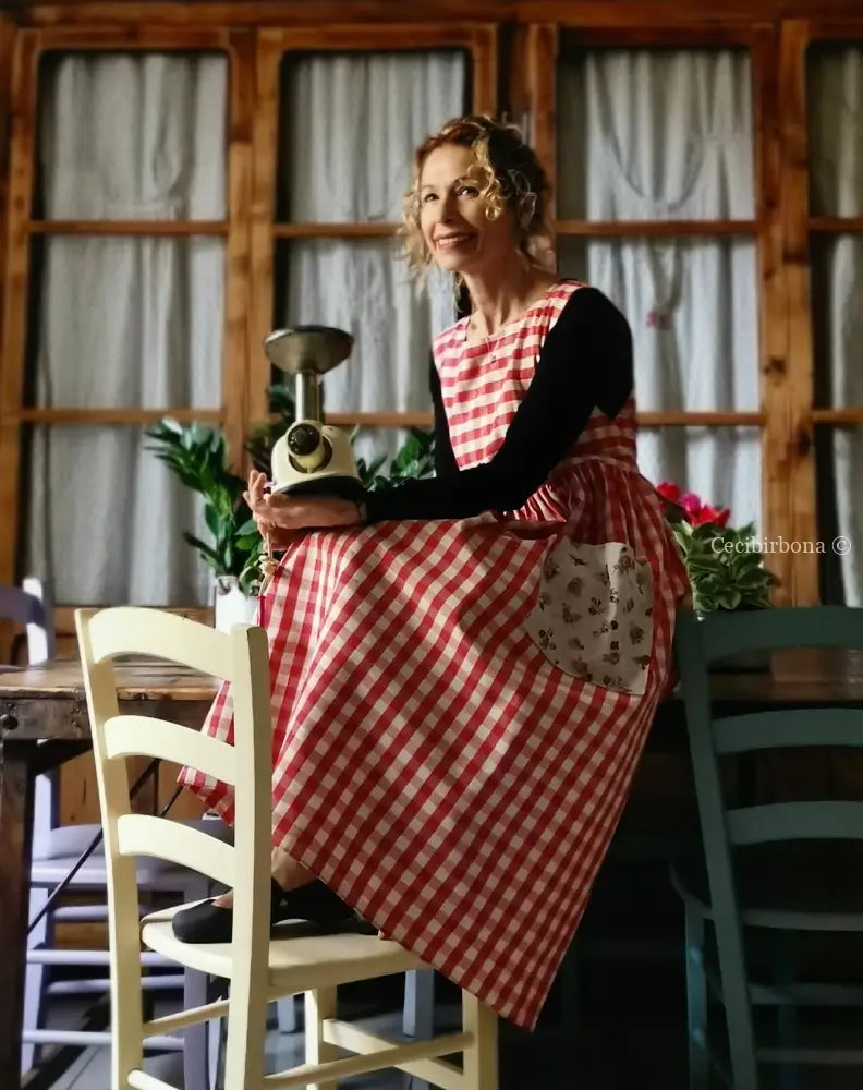 Grembiule da cucina per donna in cotone a quadri rossi e roselline (Ref. 76) grembiule donna tessuti moderni