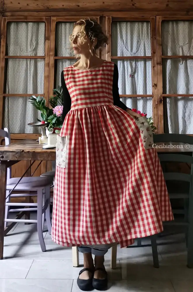Grembiule da cucina per donna in cotone a quadri rossi e roselline (Ref. 76) grembiule donna tessuti moderni